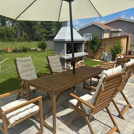 Aksa Residences Вир Екстериор снимка